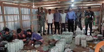 বাগেরহাটে বিশেষ টাস্কফোর্সের অভিযানে নিপা বিড়ি প্রতিষ্ঠানকে জরিমানা।