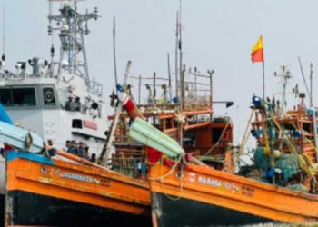 বাংলাদেশের জলসীমায় ইলিশ ধরায় ৩১ ভারতীয় জেলে আটক ।