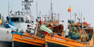 বাংলাদেশের জলসীমায় ইলিশ ধরায় ৩১ ভারতীয় জেলে আটক ।