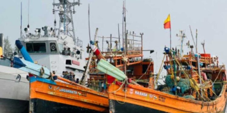 বাংলাদেশের জলসীমায় ইলিশ ধরায় ৩১ ভারতীয় জেলে আটক ।