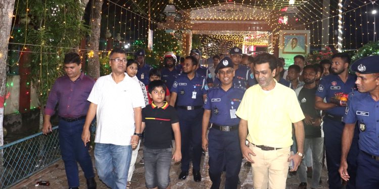 মানিকগঞ্জের পূজামন্ডপ পরিদর্শন করলেন অতিরিক্ত ডিআইজি।