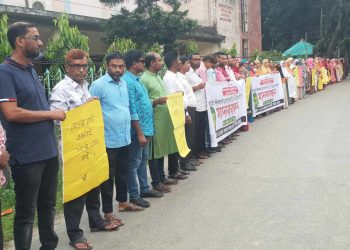 মাদারগঞ্জে ১০ম গ্রেড বাস্তবায়নের দাবীতে প্রাথমিক সহকারী শিক্ষকদের মানববন্ধন।