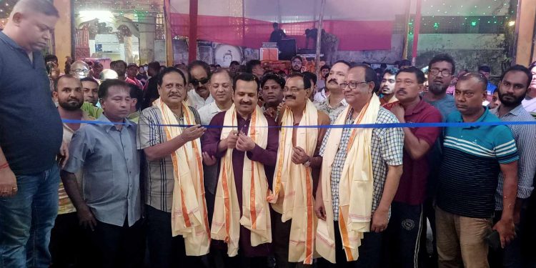 শ্রী শ্রী বড় কালিবাড়ী দূর্গা পূজামণ্ডপ পরিদর্শন করলেন বিএনপি নেতা বেনজীর আহমেদ টিটো।