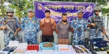 বাগেরহাটের মোংলায় কোষ্টগার্ডের অভিযান অস্ত্র ও মাদকসহ আটক-২