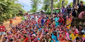 শ্রীবাড়ি চা-বাগানে শ্রমিকনেতাদের বিরুদ্ধে থানায় অভিযোগ প্রত্যাহারের দাবীতে বিক্ষোভ ।