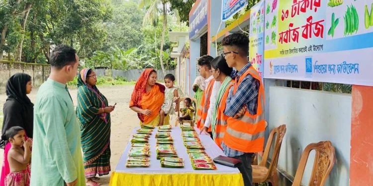 টাঙ্গাইলে ১০ টাকায় তিন রকমের সবজি বীজ বিক্রি।