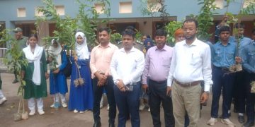 ধামরাইয়ে বিভিন্ন স্কুলের ছাত্র ছাত্রীদের মাঝে গাছের চারা বিতরণ ।