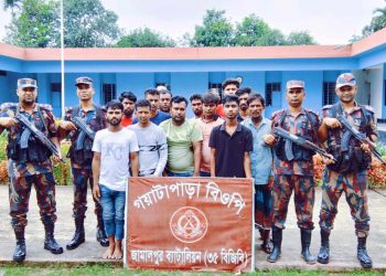 রৌমারী সীমান্তে অবৈধ প্রত্যাবর্তন বিজিবি’র হাতে ১২ যুবক আটক।