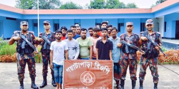 রৌমারী সীমান্তে অবৈধ প্রত্যাবর্তন বিজিবি’র হাতে ১২ যুবক আটক।