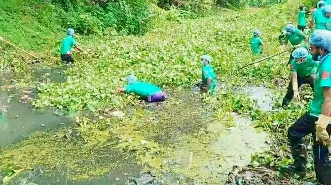খাল পরিষ্কার করতে মানিকগঞ্জে বিডি ক্লিনের সদস্যরা।