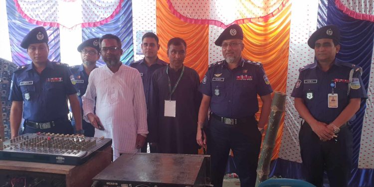 জামালপুরের মাদারগঞ্জে পূজা মন্ডপ পরিদর্শন করলেন ময়মনসিংহ রেঞ্জ ডিআইজি ডঃআশরাফুর রহমান।