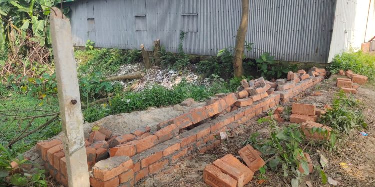 ধামরাইয়ে ১৫০ বছরের জমি দখলের চেষ্টা, সীমানা প্রাচীর ভেঙে দেওয়ার অভিযোগ।