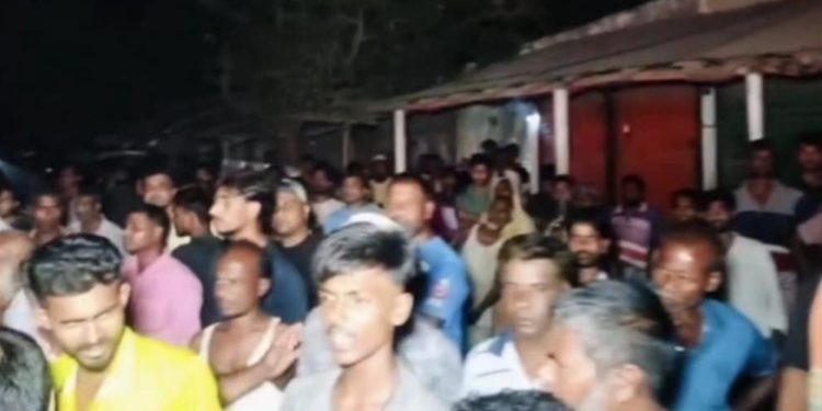 দৌলতপুরে জিম অ্যান্ড মিম এন্টারপ্রাইজে অগ্নিদগ্ধ আলী হোসেন মারা গেছে ।