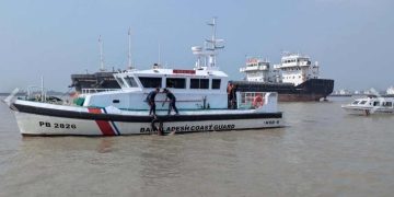 বাগেরহাটের মোংলায় পশুর নদীতে এক জাহাজকে অপর জাহাজের ধাক্কা, জেলে নিখোঁজ ১