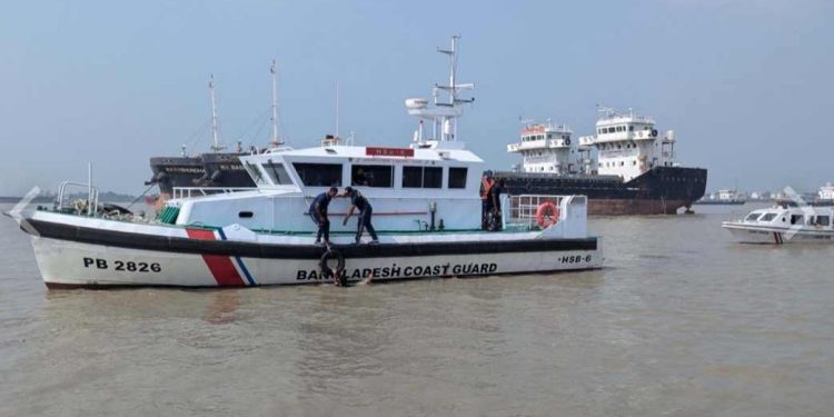 বাগেরহাটের মোংলায় পশুর নদীতে এক জাহাজকে অপর জাহাজের ধাক্কা, জেলে নিখোঁজ ১