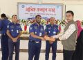 পুলিশ সুপারের হাতে পুরস্কার পেলেন এসআই নুরুজ্জামান।