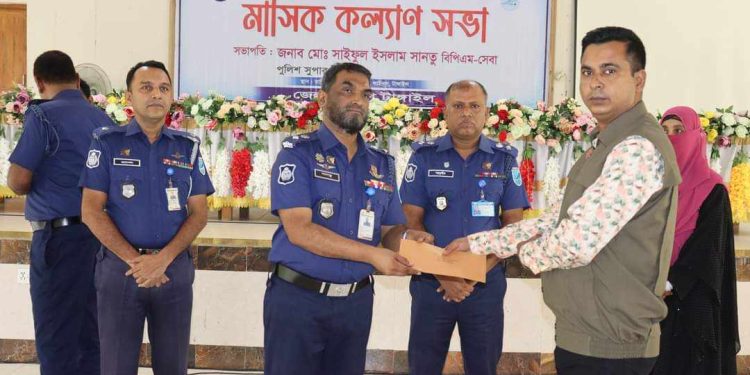 পুলিশ সুপারের হাতে পুরস্কার পেলেন এসআই নুরুজ্জামান।