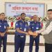 পুলিশ সুপারের হাতে পুরস্কার পেলেন এসআই নুরুজ্জামান।
