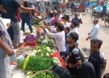 বগুড়ায় সিন্ডিকেট মুক্ত সবজি বাজার জমে উঠেছে।