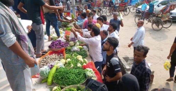 বগুড়ায় সিন্ডিকেট মুক্ত সবজি বাজার জমে উঠেছে।