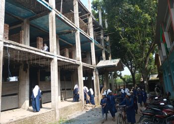 নিরাপত্তা বেষ্টনী ছাড়া চলছে সাফদারপুর আলিম মাদ্রাসার বিল্ডিংয়ের নির্মাণ কাজ যে কোন সময় ঘটতে পারে মর্মান্তিক দূর্ঘটনা।