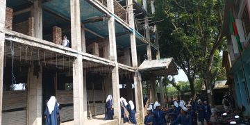 নিরাপত্তা বেষ্টনী ছাড়া চলছে সাফদারপুর আলিম মাদ্রাসার বিল্ডিংয়ের নির্মাণ কাজ যে কোন সময় ঘটতে পারে মর্মান্তিক দূর্ঘটনা।