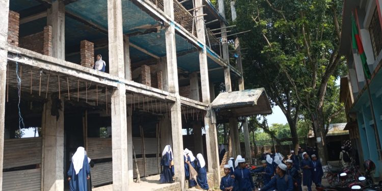 নিরাপত্তা বেষ্টনী ছাড়া চলছে সাফদারপুর আলিম মাদ্রাসার বিল্ডিংয়ের নির্মাণ কাজ যে কোন সময় ঘটতে পারে মর্মান্তিক দূর্ঘটনা।