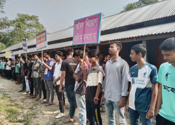 মির্জাপুরে অধ্যক্ষের অপসারণের দাবিতে শিক্ষার্থীদের মানববন্ধন ।