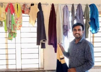 কোটচাঁদপুর উপজেলা স্বাস্থ্য কমপ্লেক্সে মানবতার দেয়ালে ঝোলানো পুরনো জামাকাপড়।