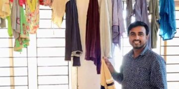 কোটচাঁদপুর উপজেলা স্বাস্থ্য কমপ্লেক্সে মানবতার দেয়ালে ঝোলানো পুরনো জামাকাপড়।