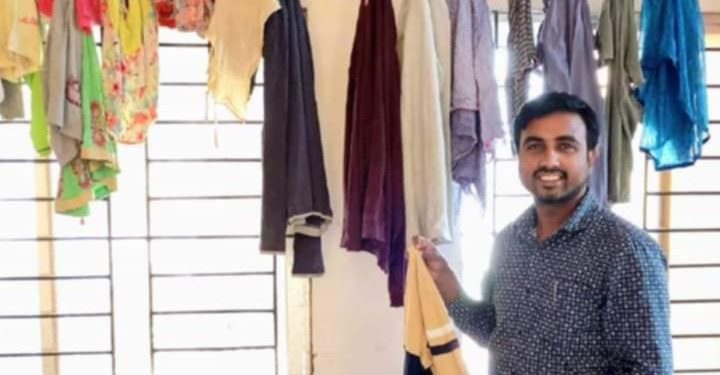 কোটচাঁদপুর উপজেলা স্বাস্থ্য কমপ্লেক্সে মানবতার দেয়ালে ঝোলানো পুরনো জামাকাপড়।