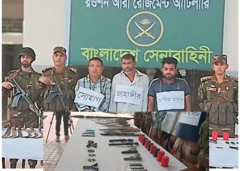 দৌলতপুরে সেনাবাহিনীর অভিযানে বিপুল পরিমানে অস্ত্র উদ্ধার  আটক তিন।