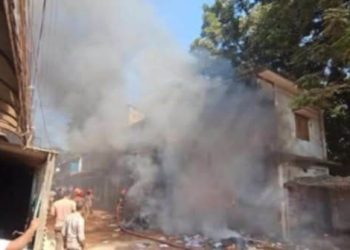 টাঙ্গাইল জেলা রিক্সা শ্রমিক অফিসে আগুন দিয়েছে বিক্ষুব্ধ শ্রমিকরা। 