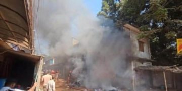 টাঙ্গাইল জেলা রিক্সা শ্রমিক অফিসে আগুন দিয়েছে বিক্ষুব্ধ শ্রমিকরা। 