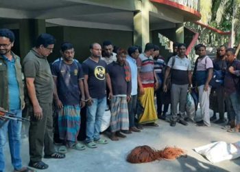 বাগেরহাটের সুন্দরবনে ফাঁদসহ ২০ হরিণ শিকারী আটক ।