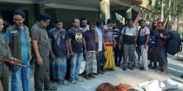 বাগেরহাটের সুন্দরবনে ফাঁদসহ ২০ হরিণ শিকারী আটক ।