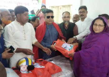বাগেরহাটের মোরেলগঞ্জে শিক্ষা প্রতিষ্ঠানে ক্রীড়া সামগ্রী বিতরণ ।