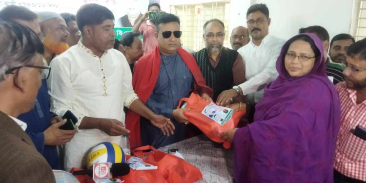 বাগেরহাটের মোরেলগঞ্জে শিক্ষা প্রতিষ্ঠানে ক্রীড়া সামগ্রী বিতরণ ।