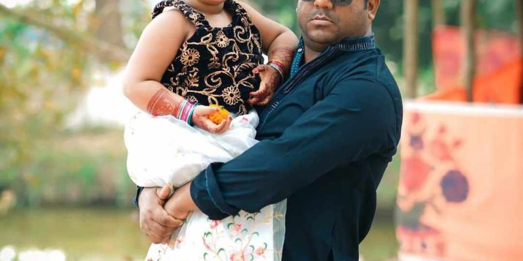 বাগেরহাটে গুলিতে নিহত বিএনপি নেতার শিশু কন্যার শশীর আহাজারী।