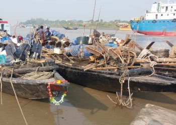 রামপালে মহাজনের চড়া সুদে ঋণের বোঝা মাথায় নিয়ে জেলেদের সমুদ্রযাত্রা।