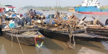 রামপালে মহাজনের চড়া সুদে ঋণের বোঝা মাথায় নিয়ে জেলেদের সমুদ্রযাত্রা।