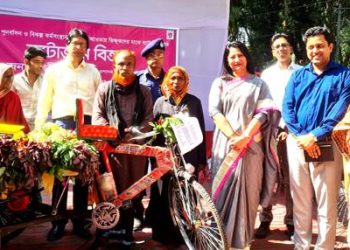 বাসাইলে ভিক্ষুকদের মাঝে ব্যাটারিচালিত অটোভ্যান বিতরণ।