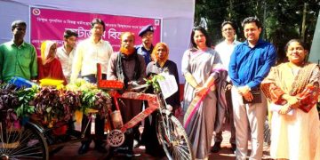 বাসাইলে ভিক্ষুকদের মাঝে ব্যাটারিচালিত অটোভ্যান বিতরণ।