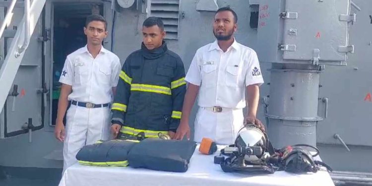 বাগেরহাটের মোংলায় সশস্ত্র বাহিনী দিবসে সর্বসাধারণের জন্য যুদ্ধ জাহাজ উম্মুক্ত ।