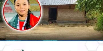 ভাঙ্গা ঘরে উঁকি মারছে চান্দের আলো।