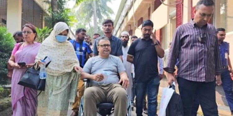 টাঙ্গাইলের সাবেক মেয়র সহিদুর রহমান খান মুক্তি আদালতে হাজিরা দিয়ে বের হওয়ার পর আটক।