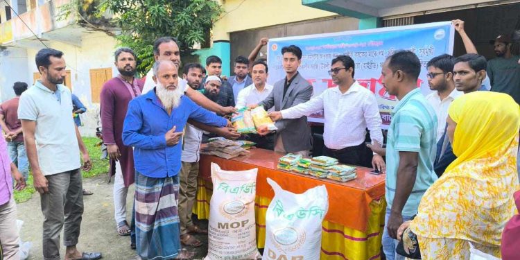 কচুয়ায় কৃষকদের মাঝে বিনামূল্যে বীজ সার বিতরণ।