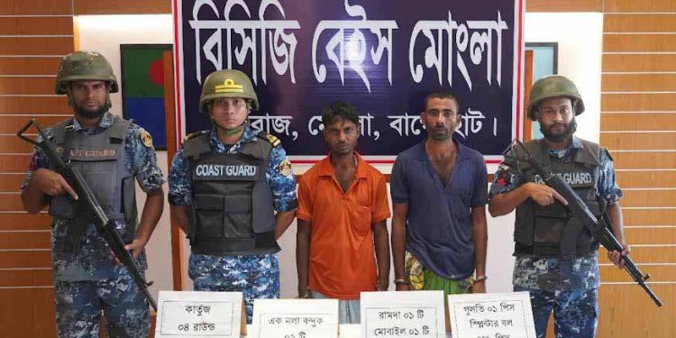 সুন্দরবনের ডাকাত সরদার আসাবুর সহযোগীসহ আটক, ২টি অস্ত্র ও গুলি উদ্ধার।