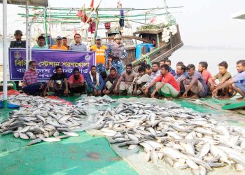 বাগেরহাটের মোরেলগঞ্জে সাড়ে ৪ কোটি টাকা মূল্যের জাটকা ও জালসহ ১০ জেলে আটক।
