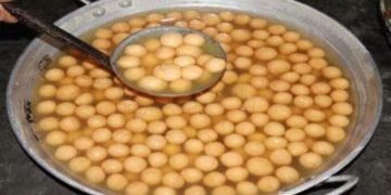 ‘টাঙ্গাইলের মিষ্টি’ বললেই নাম আসে চমচম আর রসগোল্লার।